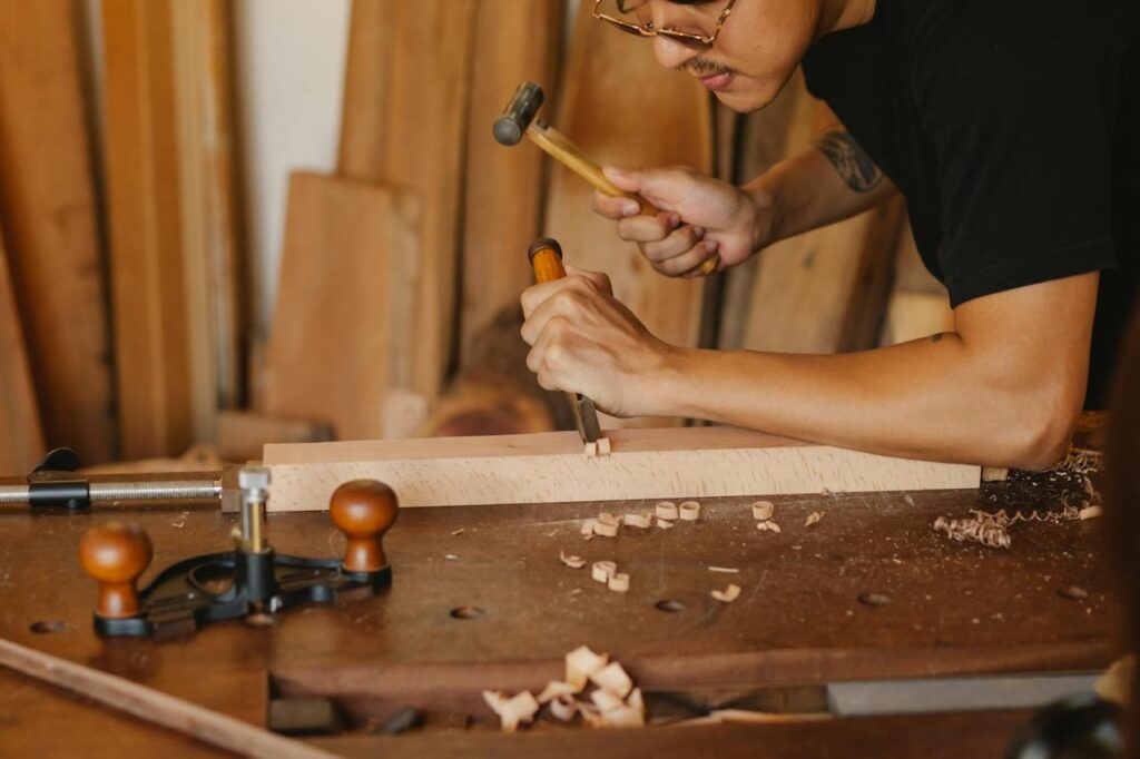 الأدوات المستخدمة في ورشة نجارة الخشب